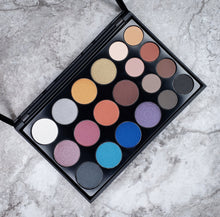 Load image into Gallery viewer, BOLD EYESHADOW PALETTE CP08
